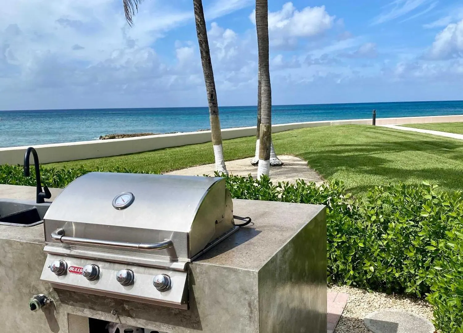 Oceanfront Condo On Seven Mile Beach Apartment