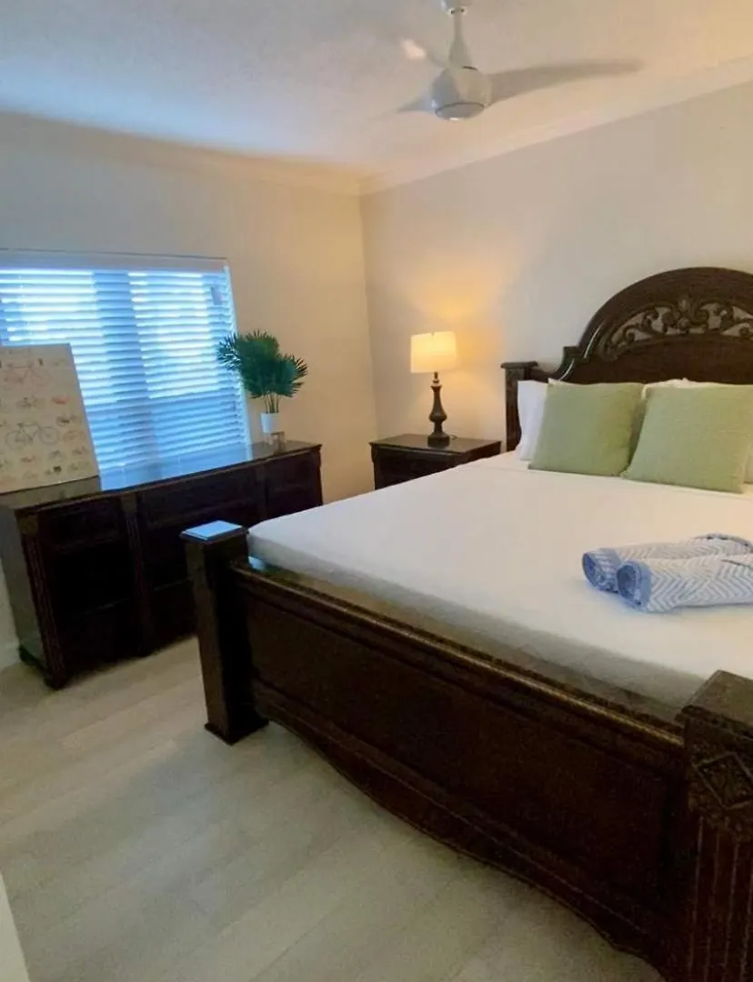 Apartment Oceanfront Condo On Seven Mile Beach