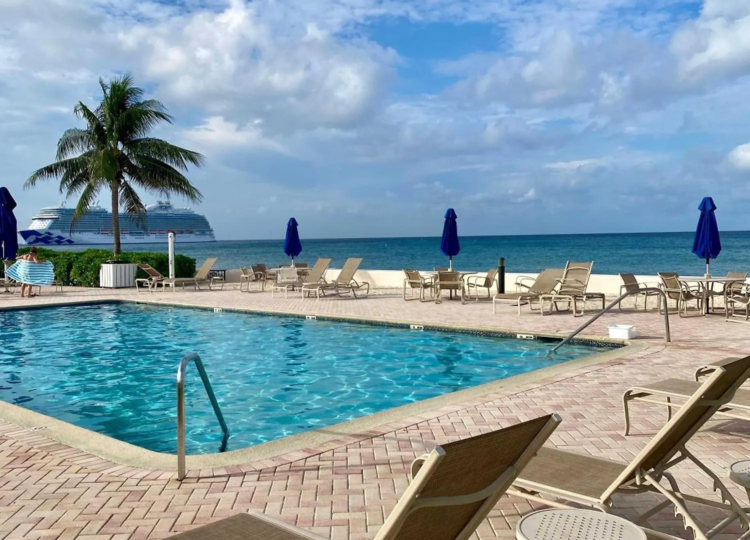 Oceanfront Condo On Seven Mile Beach Apartment