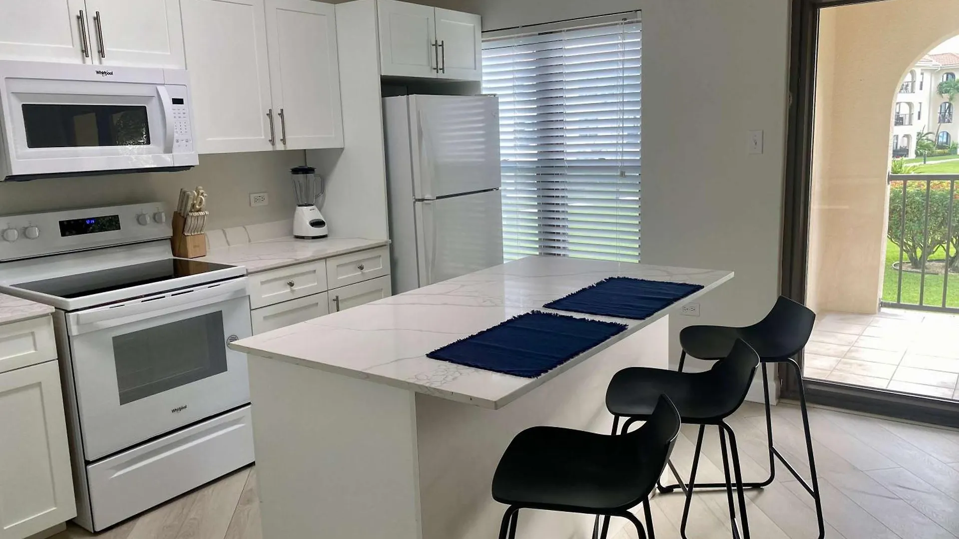 Oceanfront Condo On Seven Mile Beach Apartment