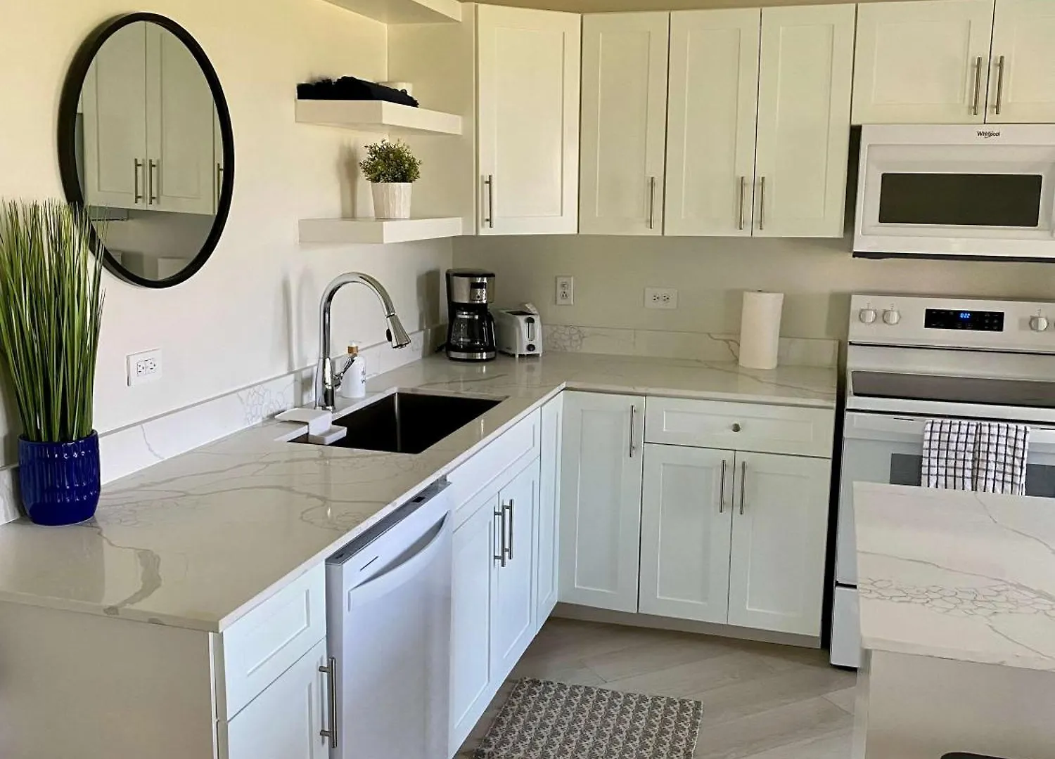 Oceanfront Condo On Seven Mile Beach Apartment